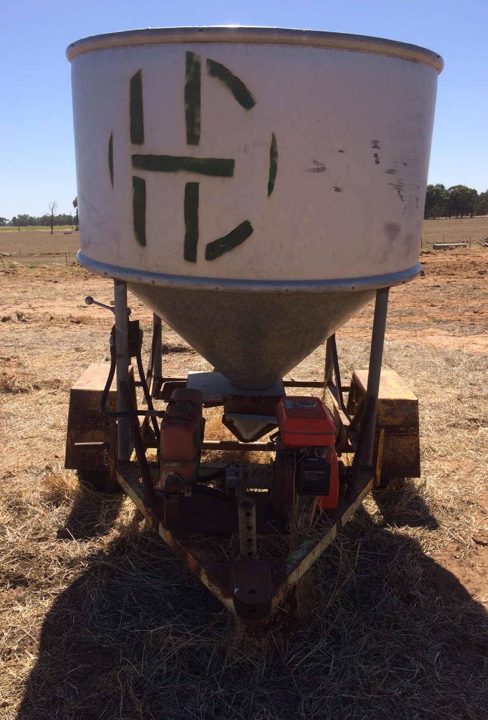 1 Ton Trailing Grain Feeder for Sale Livestock Equipment